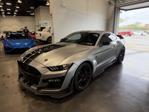 Used 2022 Ford Mustang Shelby GT500 w/ Technology Package RWD image 3