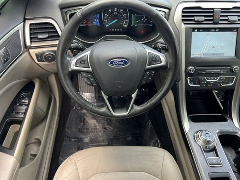 Used 2017 Ford Fusion SE w/ Fusion SE Technology Package FWD image 15