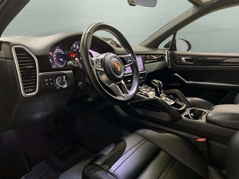 Used 2019 Porsche Cayenne w/ Premium Package image 16
