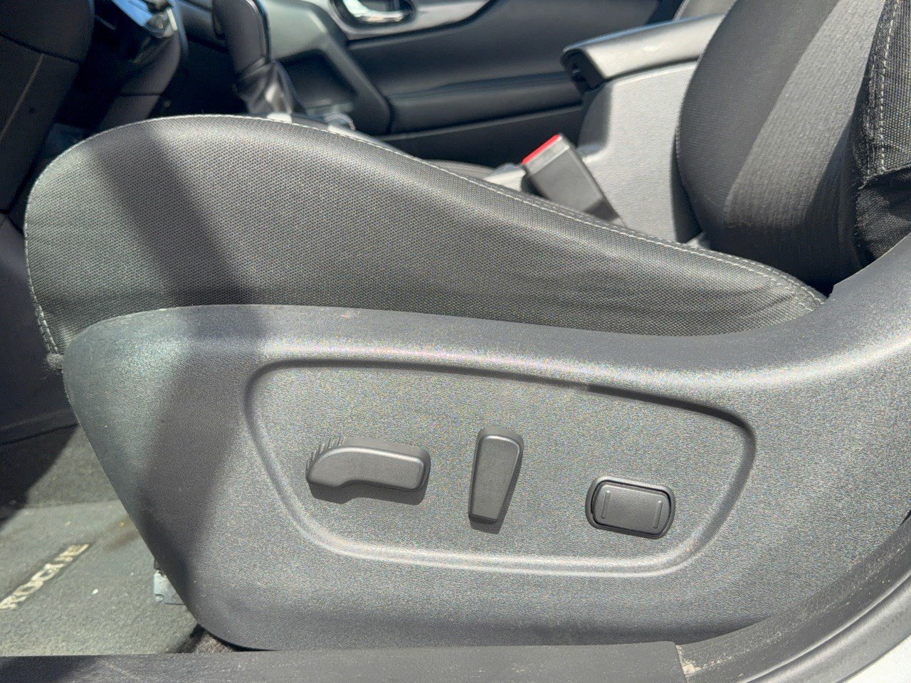Used 2018 Nissan Rogue SV FWD image 16