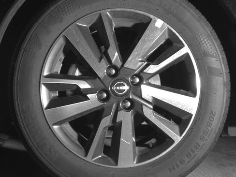 Used 2025 Nissan Versa SV FWD image 14