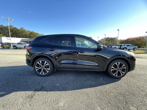 Used 2022 Ford Escape SE w/ SE Sport Appearance Package image 2