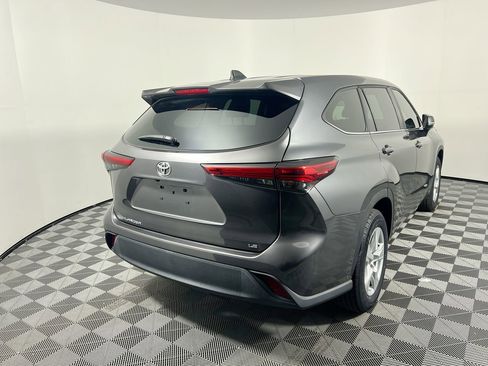 Used 2023 Toyota Highlander LE image 3