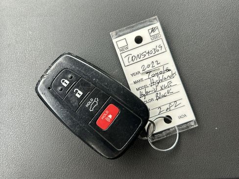 Used 2022 Toyota Highlander XLE image 37