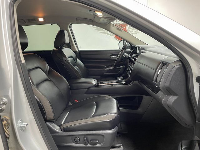 Used 2024 Nissan Pathfinder SL w/ Black Appearance Package AWD/4WD image 22