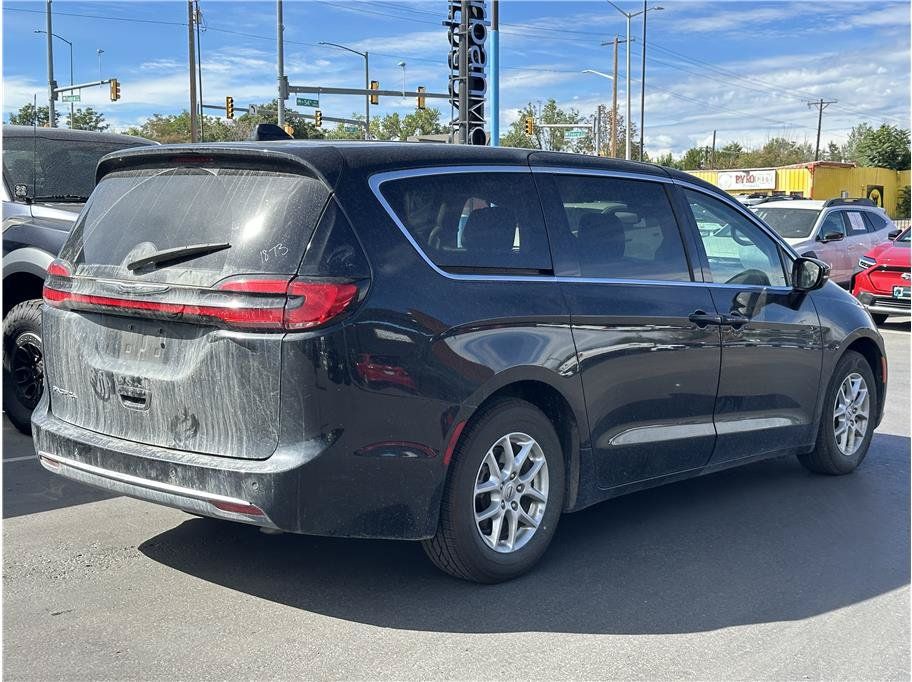 Used 2024 Chrysler Pacifica Touring-L FWD image 2