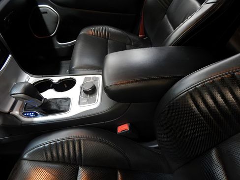 Used 2020 Jeep Grand Cherokee SRT image 17