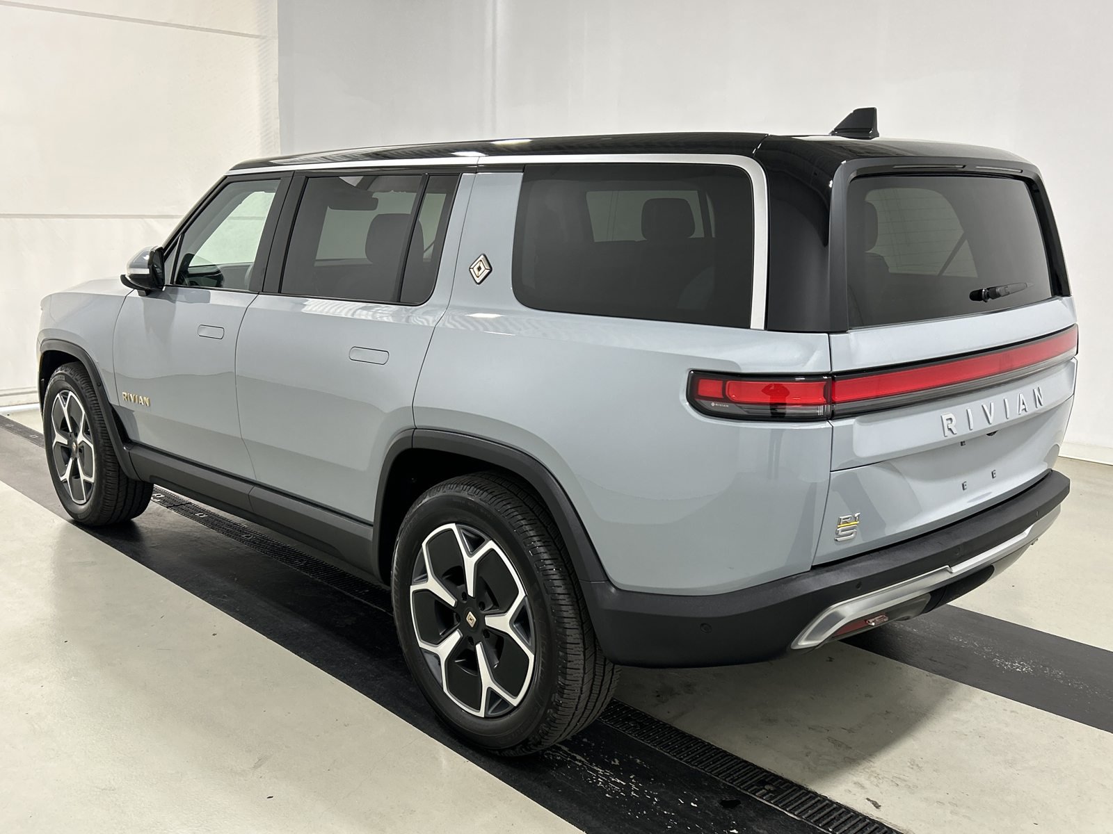 Used 2023 Rivian R1S Launch Edition Quad AWD/4WD image 3