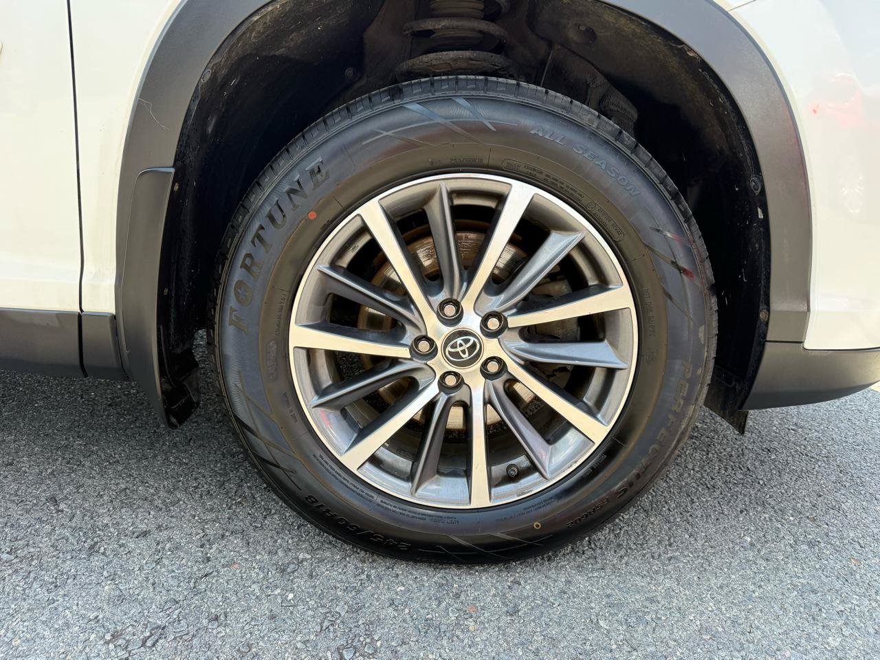 Used 2019 Toyota Highlander XLE AWD/4WD image 44
