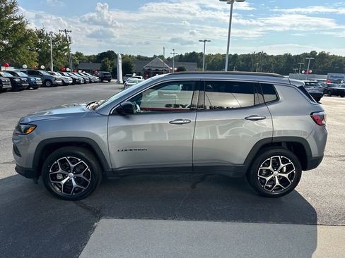 Used 2024 Jeep Compass Latitude image 6