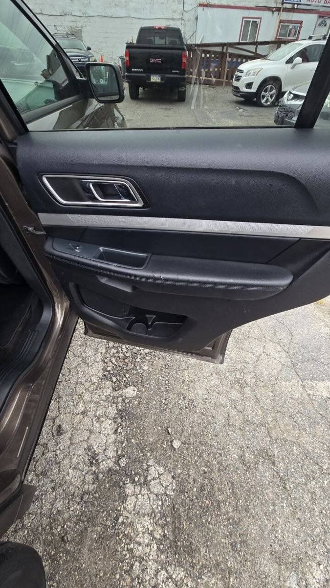 Used 2016 Ford Explorer XLT w/ Equipment Group 202A AWD/4WD image 15