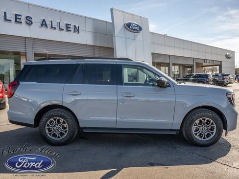 Used 2025 Ford Expedition Active AWD/4WD image 8