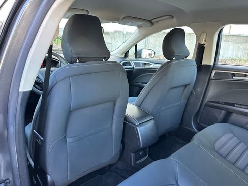 Used 2017 Ford Fusion SE FWD image 12