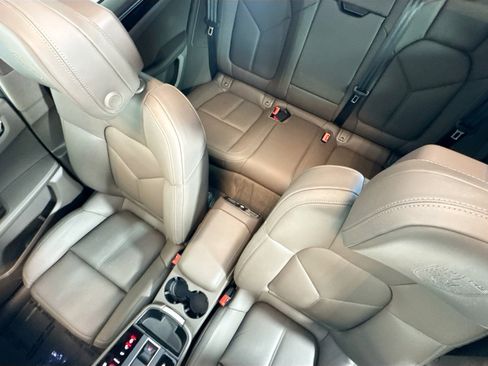 Certified 2025 Porsche Macan image 19