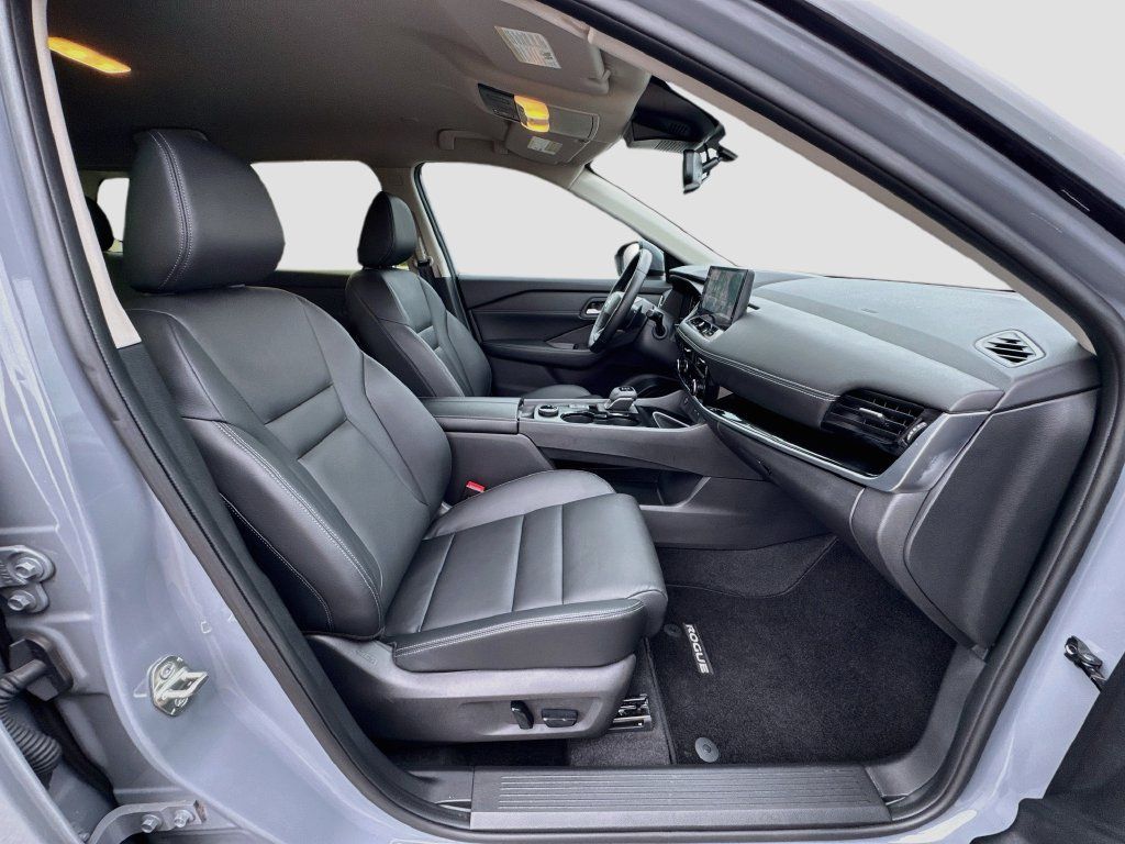 Used 2025 Nissan Rogue SL AWD/4WD image 28