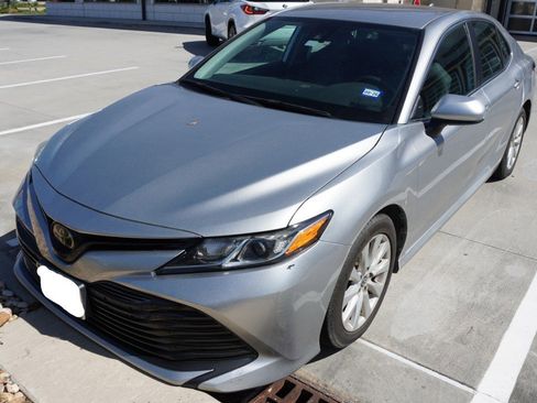Used 2020 Toyota Camry LE image 1