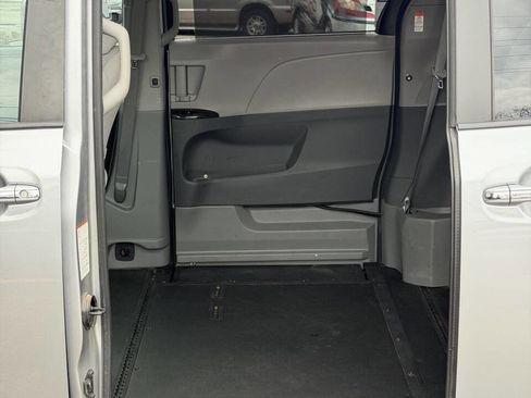 Used 2017 Toyota Sienna XLE image 15