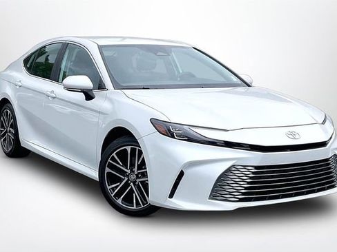 Used 2025 Toyota Camry XLE image 1