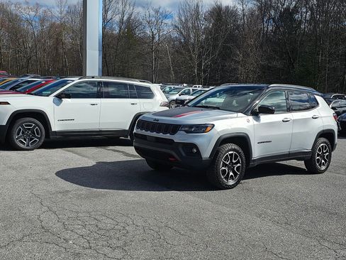 Used 2025 Jeep Compass Trailhawk AWD/4WD image 2