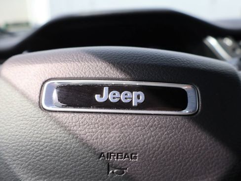 Used 2025 Jeep Grand Cherokee Altitude AWD/4WD image 27