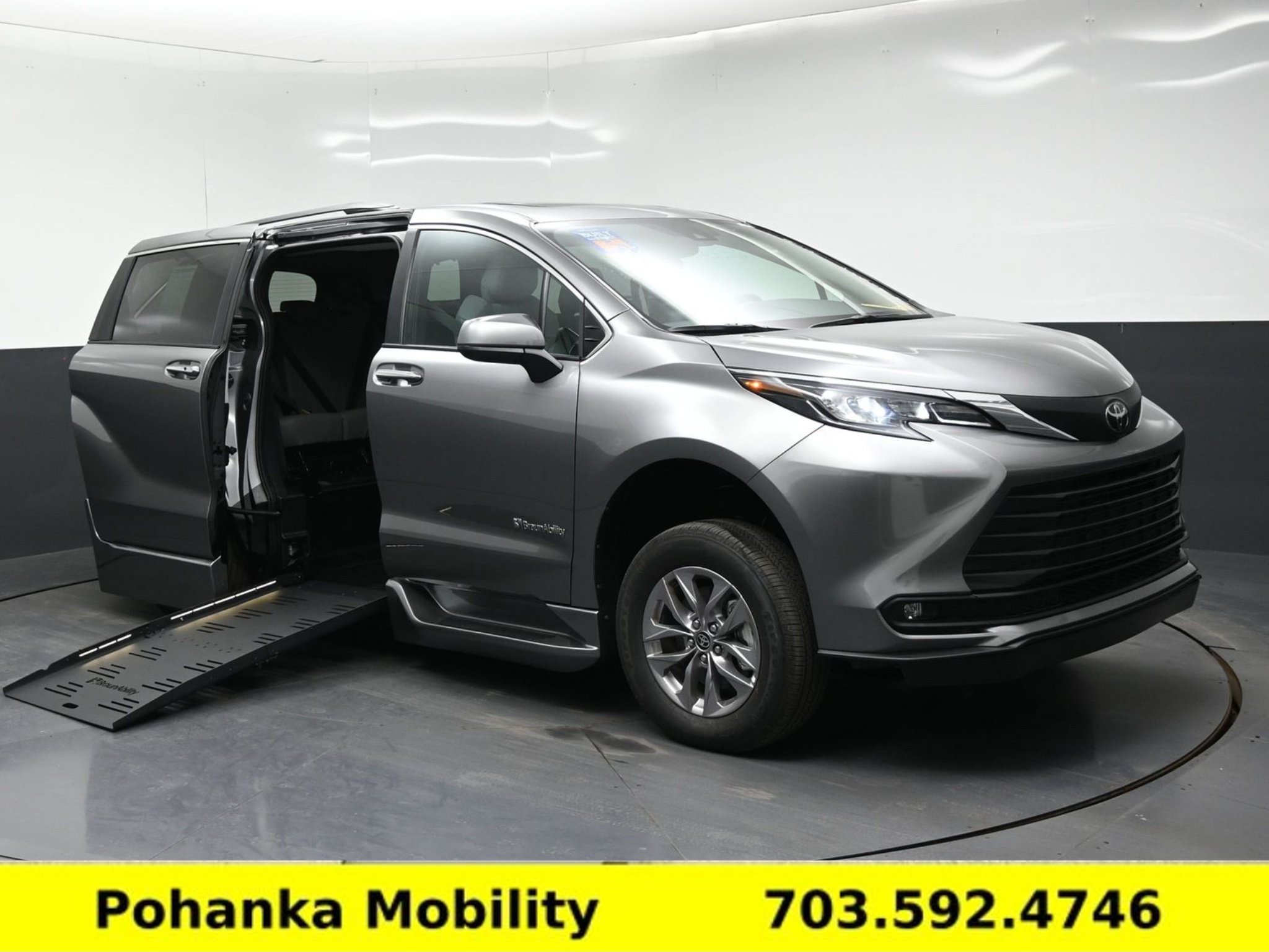Used 2026 Toyota Sienna XLE FWD image 1