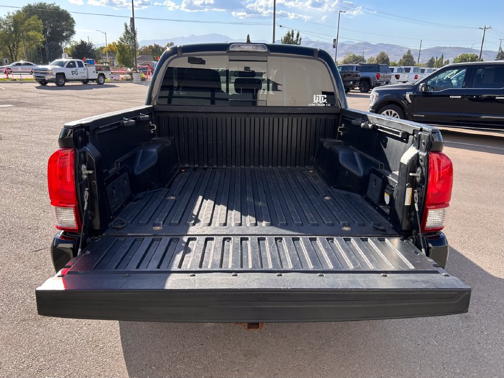 Used 2017 Toyota Tacoma TRD Sport AWD/4WD image 7