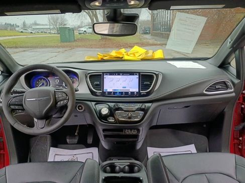 Used 2024 Chrysler Pacifica Touring-L w/ S Appearance Package image 25