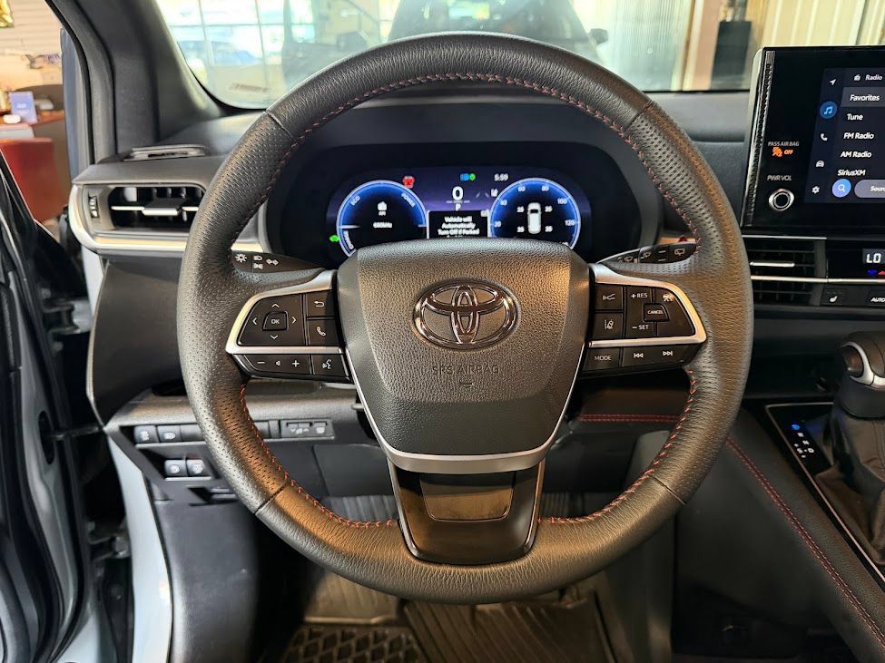 Used 2025 Toyota Sienna XSE AWD/4WD image 17