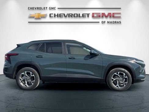 New 2026 Chevrolet Trax LT w/ LT Convenience Package FWD image 2