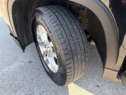 Used 2022 Chevrolet Traverse LS image 33