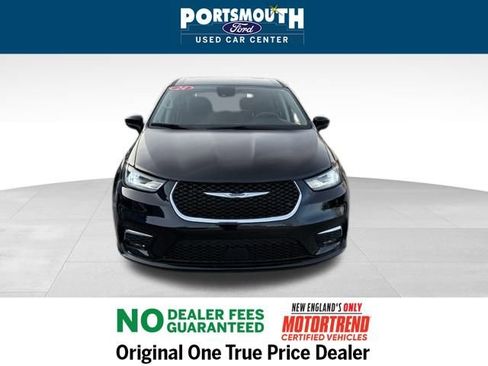 Used 2024 Chrysler Pacifica Touring-L image 9