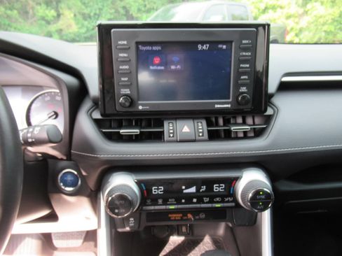 Used 2022 Toyota RAV4 XLE Premium AWD/4WD image 27