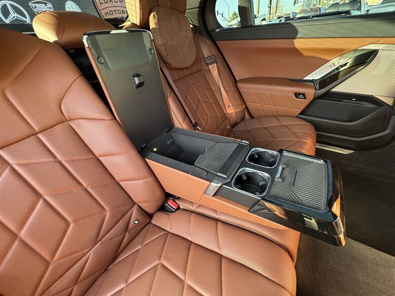 Used 2025 BMW i7 eDrive50 w/ M Sport Package RWD image 51