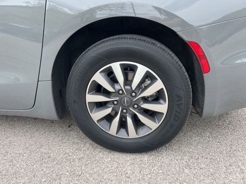 Used 2022 Chrysler Pacifica Touring-L FWD image 8