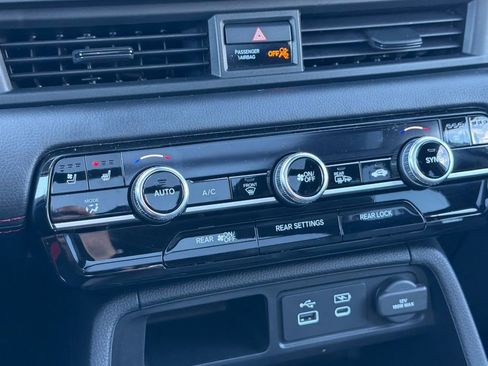 Used 2025 Honda Pilot Black Edition image 20