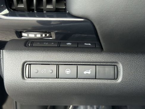 Used 2025 Nissan Pathfinder SV FWD image 16