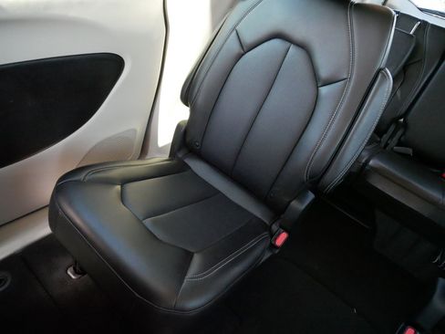 Used 2023 Chrysler Pacifica Touring-L image 11