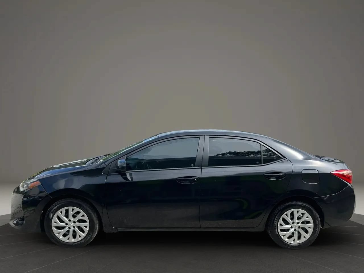 Used 2017 Toyota Corolla LE FWD image 4