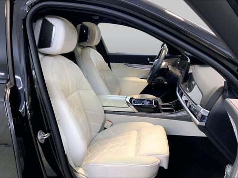 Used 2024 BMW i7 xDrive60 w/ Executive Package AWD/4WD image 8