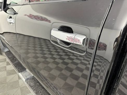 Used 2017 Nissan Titan SV AWD/4WD image 23