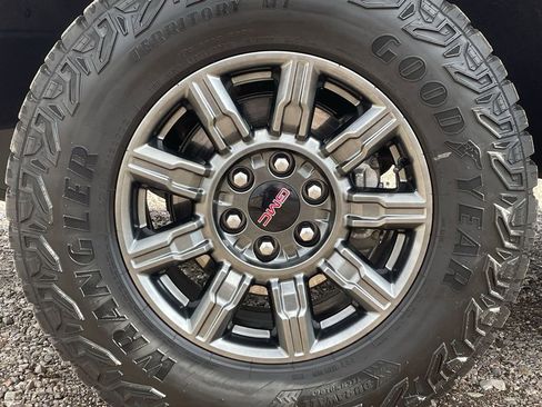 Used 2025 GMC Sierra 1500 AT4X image 33