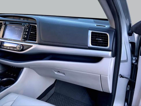 Used 2018 Toyota Highlander XLE AWD/4WD image 19