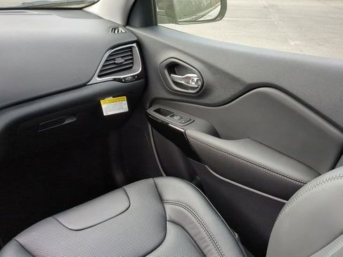 New 2023 Jeep Cherokee Altitude Lux image 18