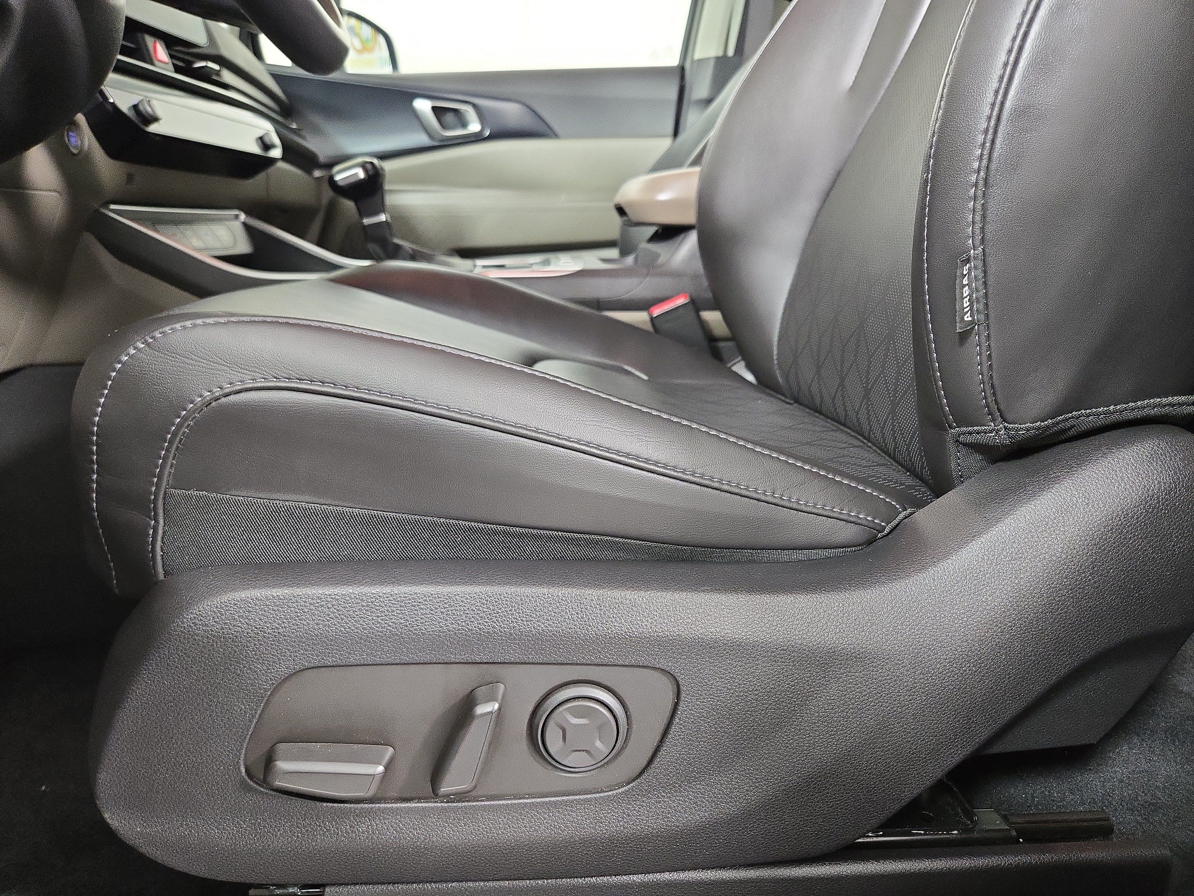 Used 2025 Kia Carnival FWD image 31