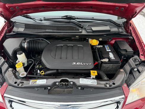 Used 2016 Chrysler Town & Country Touring w/ Driver Convenience Group image 34