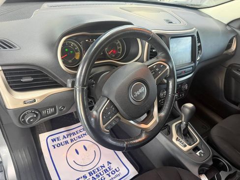Used 2016 Jeep Cherokee Latitude FWD image 19