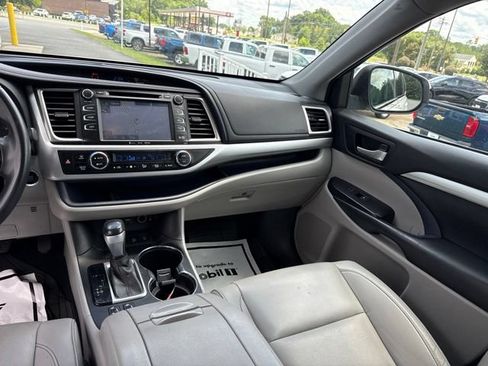 Used 2019 Toyota Highlander XLE AWD/4WD image 25