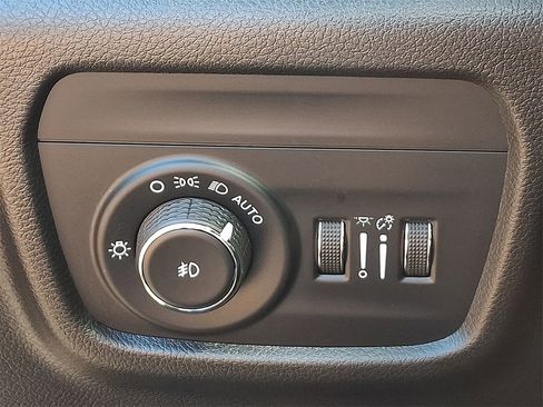 Used 2022 Jeep Grand Cherokee Overland w/ Adv Protech Group III image 25