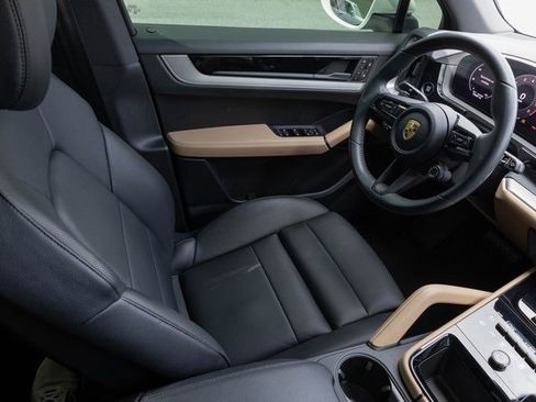 Used 2024 Porsche Cayenne image 24
