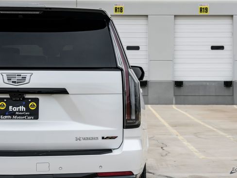 Used 2025 Cadillac Escalade V w/ LPO, ONYX Package AWD/4WD image 15